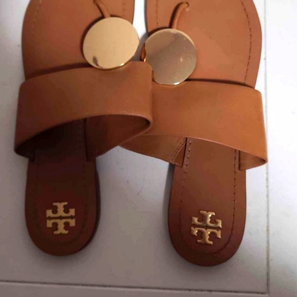 Excellent condition Tory Burch sandals.
